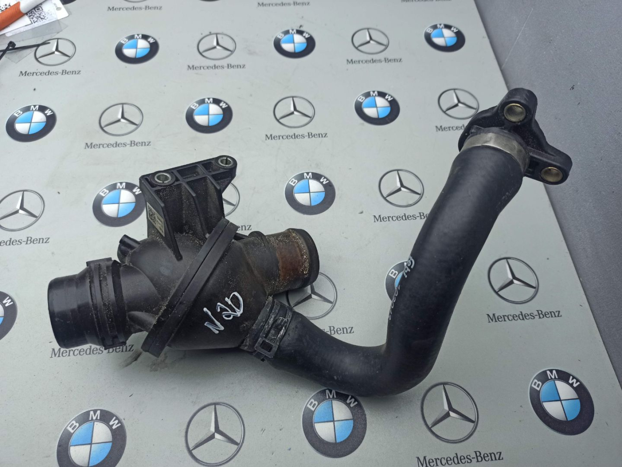 корпус термостата BMW 5 серия F07/F10/F11 2012, 2.0 л., N20 B20 B, бензин, 6371059, 6601544, 6644619, 5603485 - фото №1