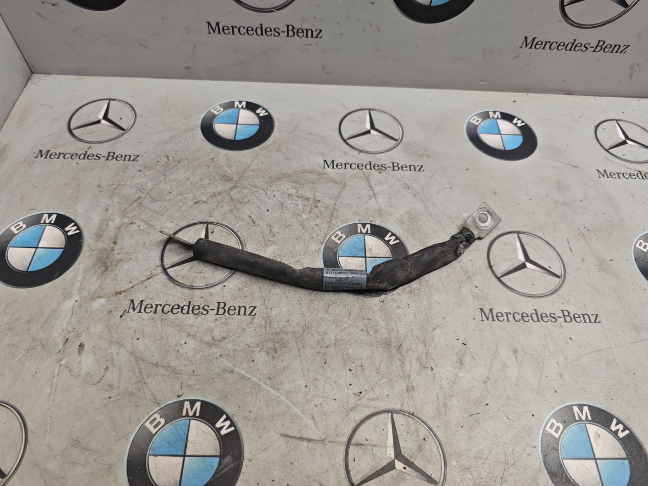минусовой провод аккумулятора Mercedes-Benz GLB-Класс 1 поколение 2022, бензин, задний привод, A1775402500 - фото №1