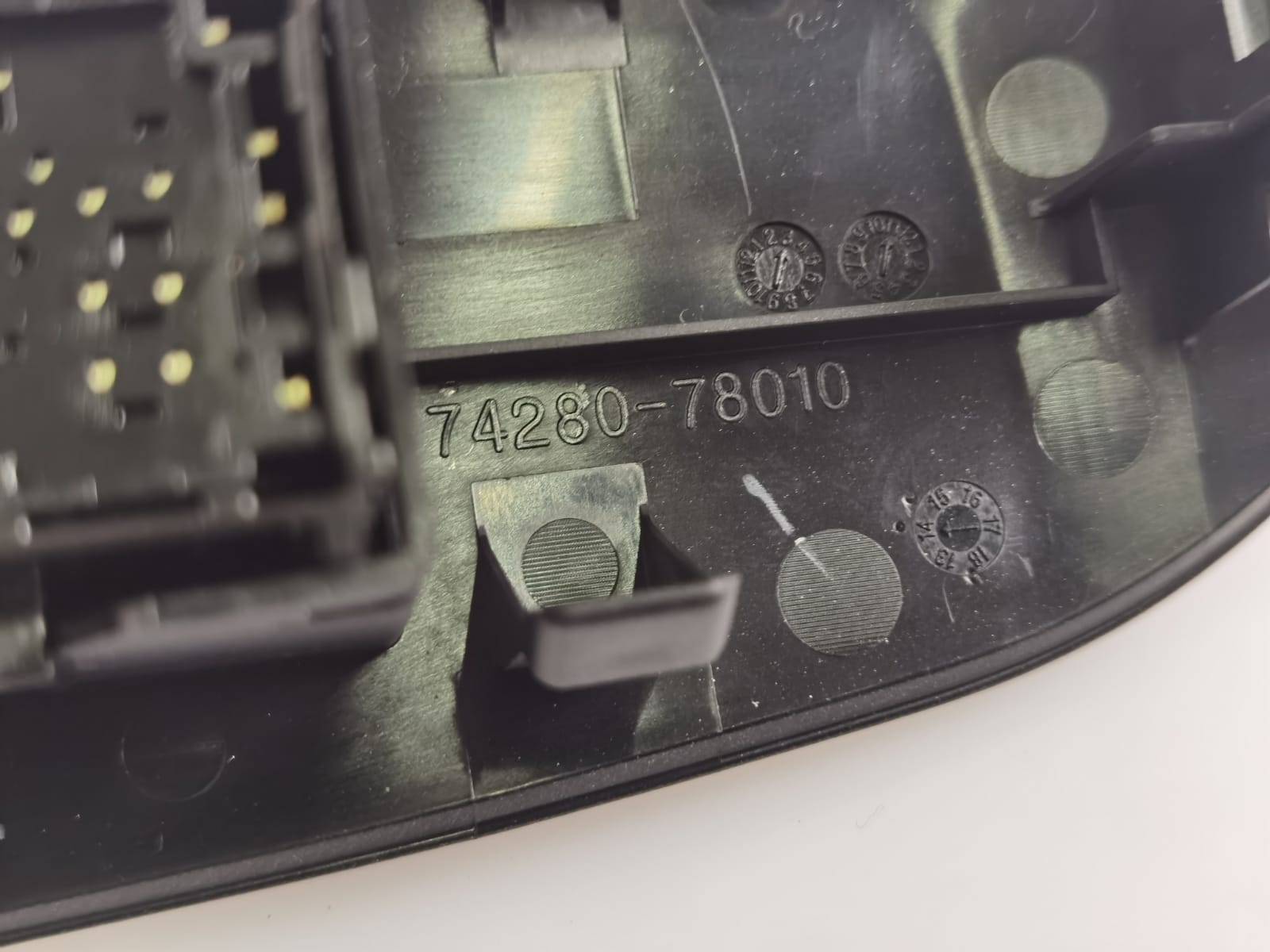 Кнопка стеклоподъемника Lexus NX купить в России