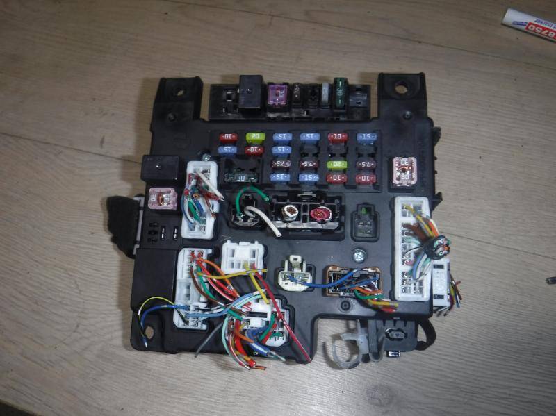 Пежо 4007 предохранители. Блок предохранителей пежо 4007. Покажи блок предохранителей citroen c crosser. 0 hdi. Покажи блок предохранителей citroen c crosser.