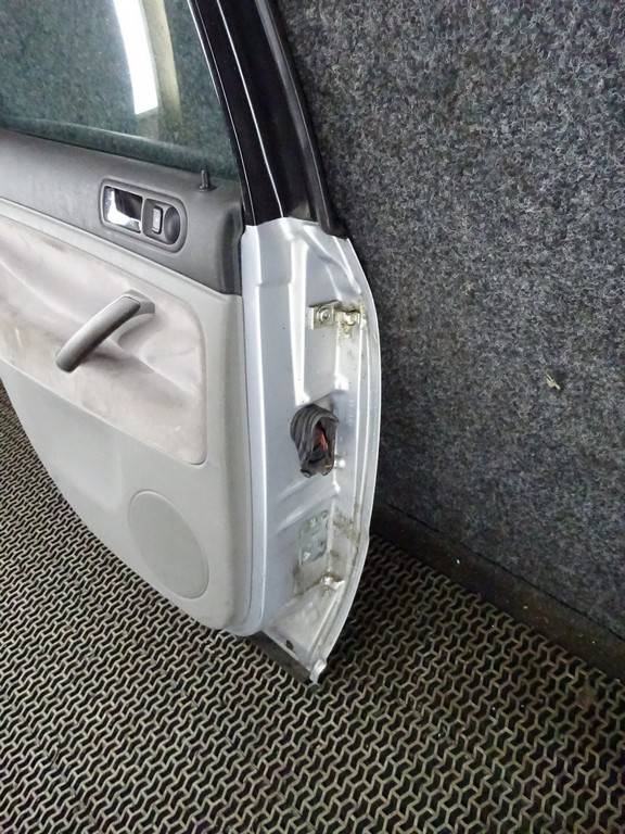 Дверь задняя левая Volkswagen Passat 5 купить в Беларуси