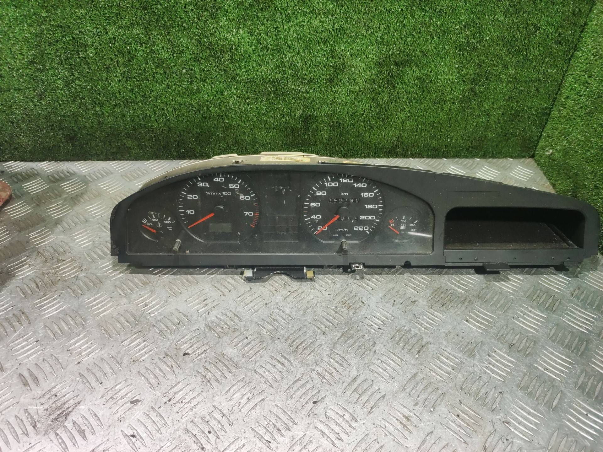 Щиток приборов (приборная панель) - Audi 100 C3 (1982-1991)