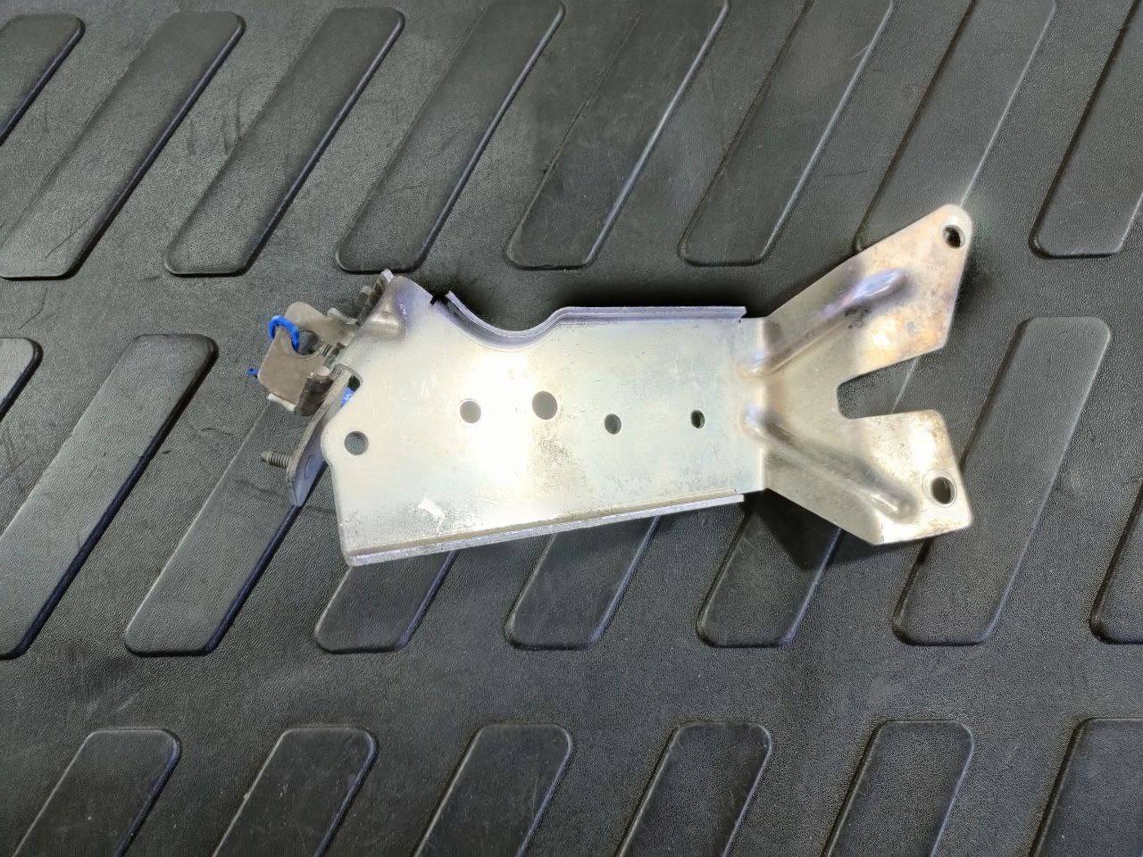 Кронштейн Audi A8 D3/4E 2007 OEM 4E0133097D