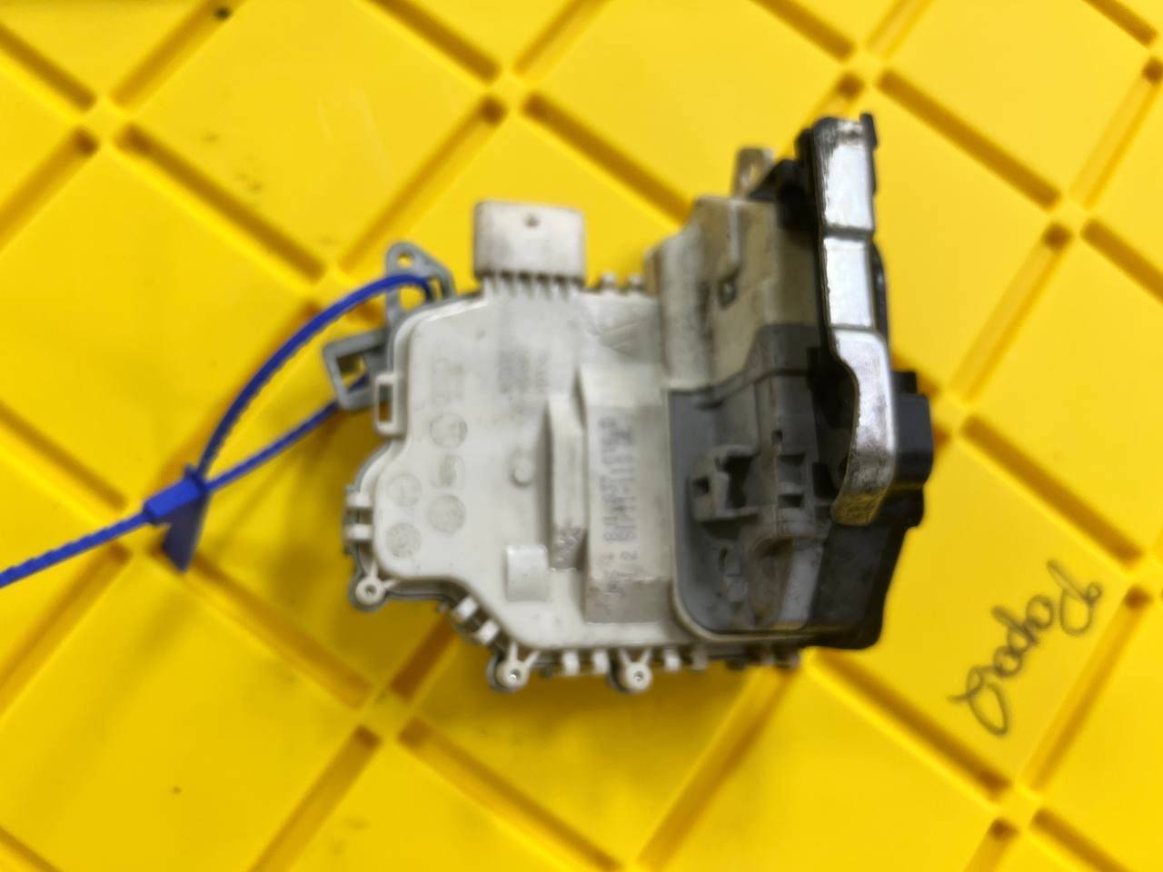 замок двери передней правой Audi A7 4G 2012 OEM 8J1837016D, 8J1837016F