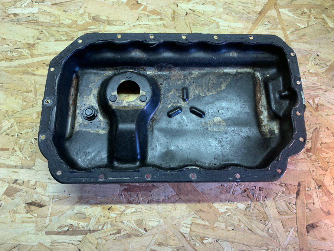 Поддон рено логан 1. Поддон f4r. 25181235 поддон аналоги. Прокладка на поддон фольксваген кадди 2010 год. 6.