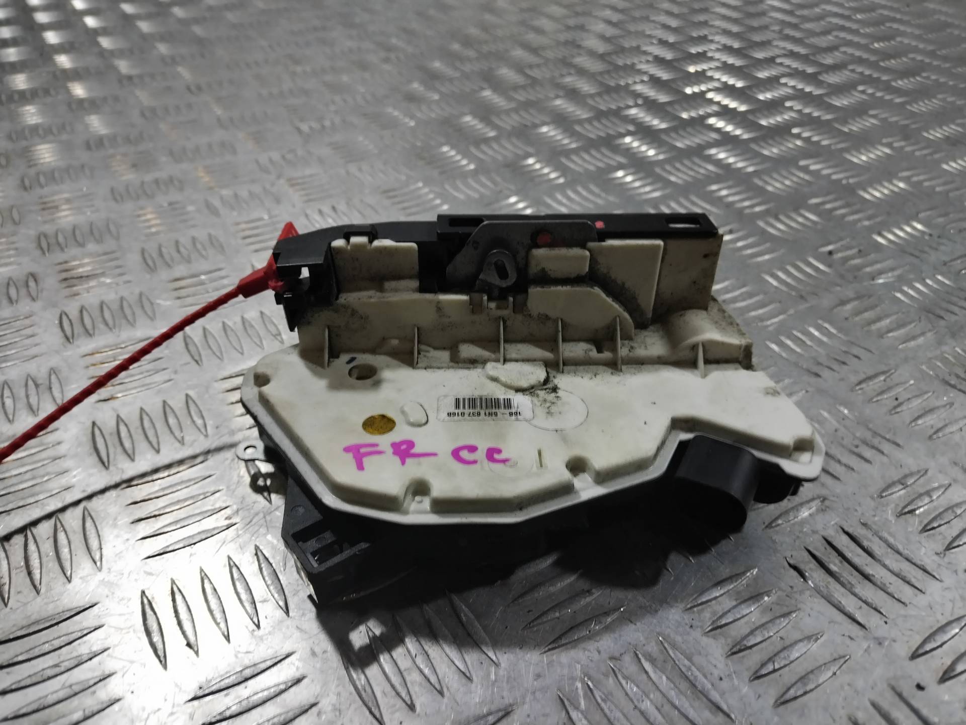 замок двери передней правой Volkswagen Scirocco 3 2010 OEM 5N1837016B, 5N1837016D