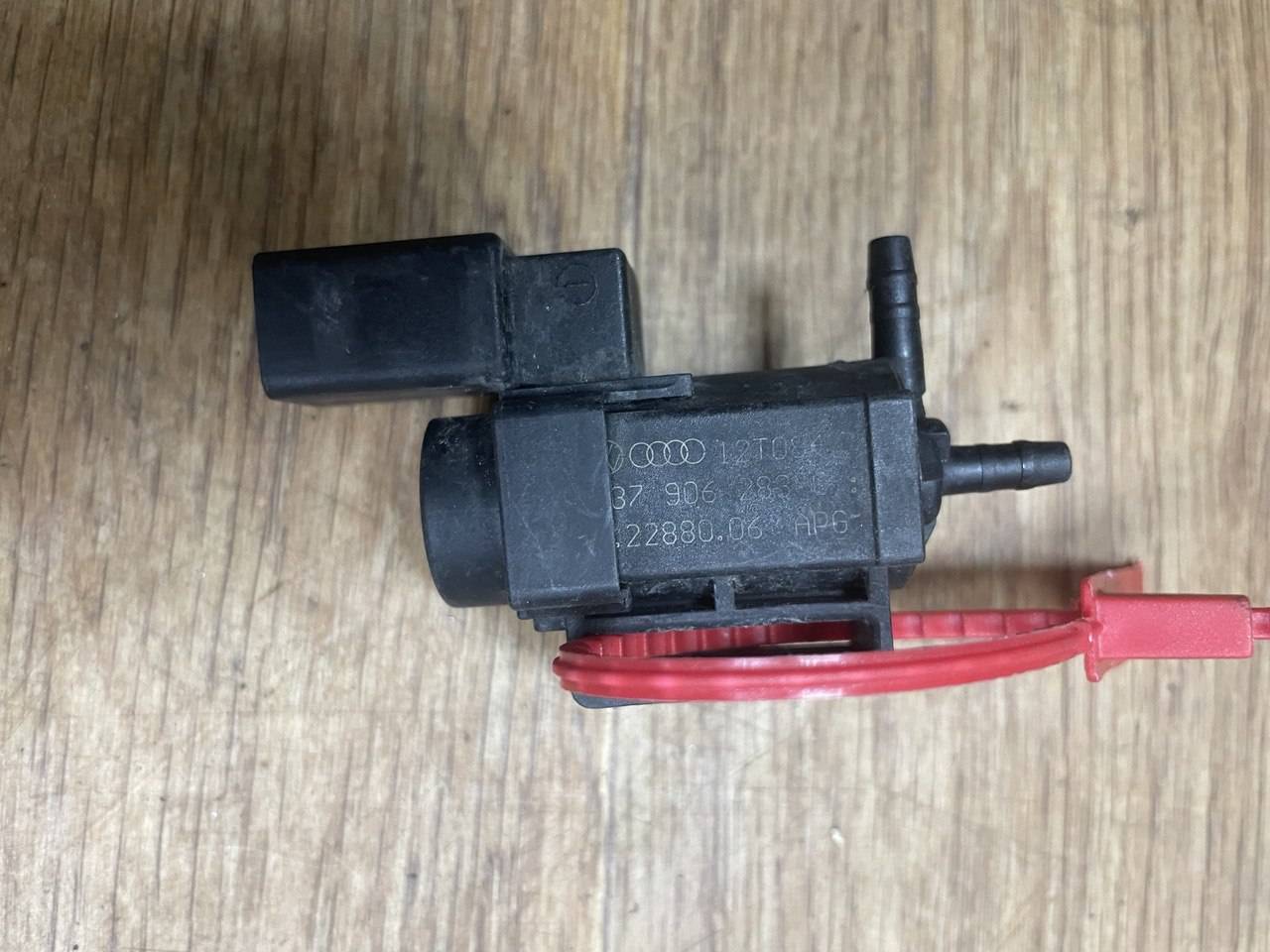 Клапан электромагнитный Volkswagen Passat B7 2013 OEM 037906283C