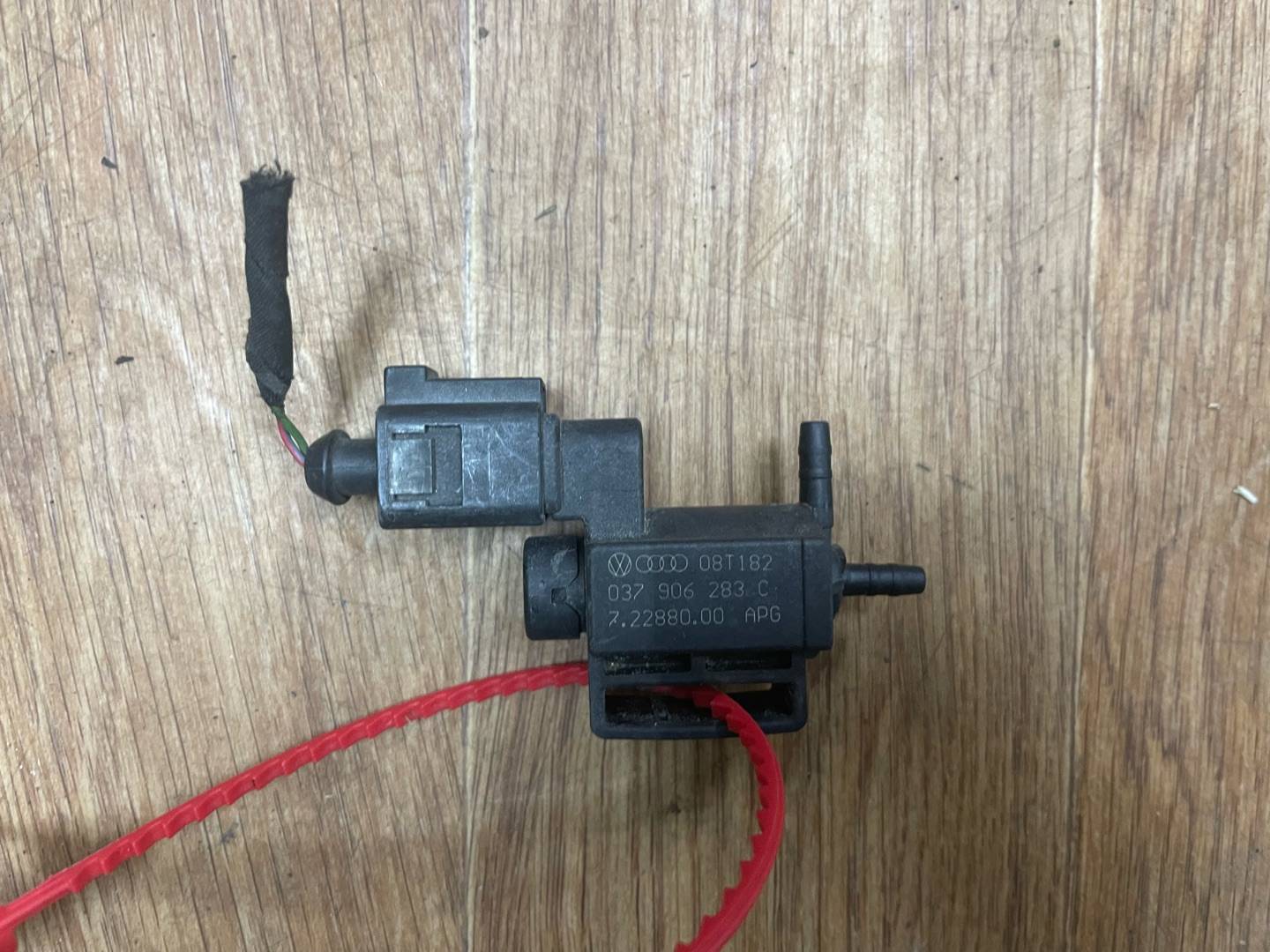 Клапан электромагнитный Volkswagen Passat B7 2013 OEM 037906283C