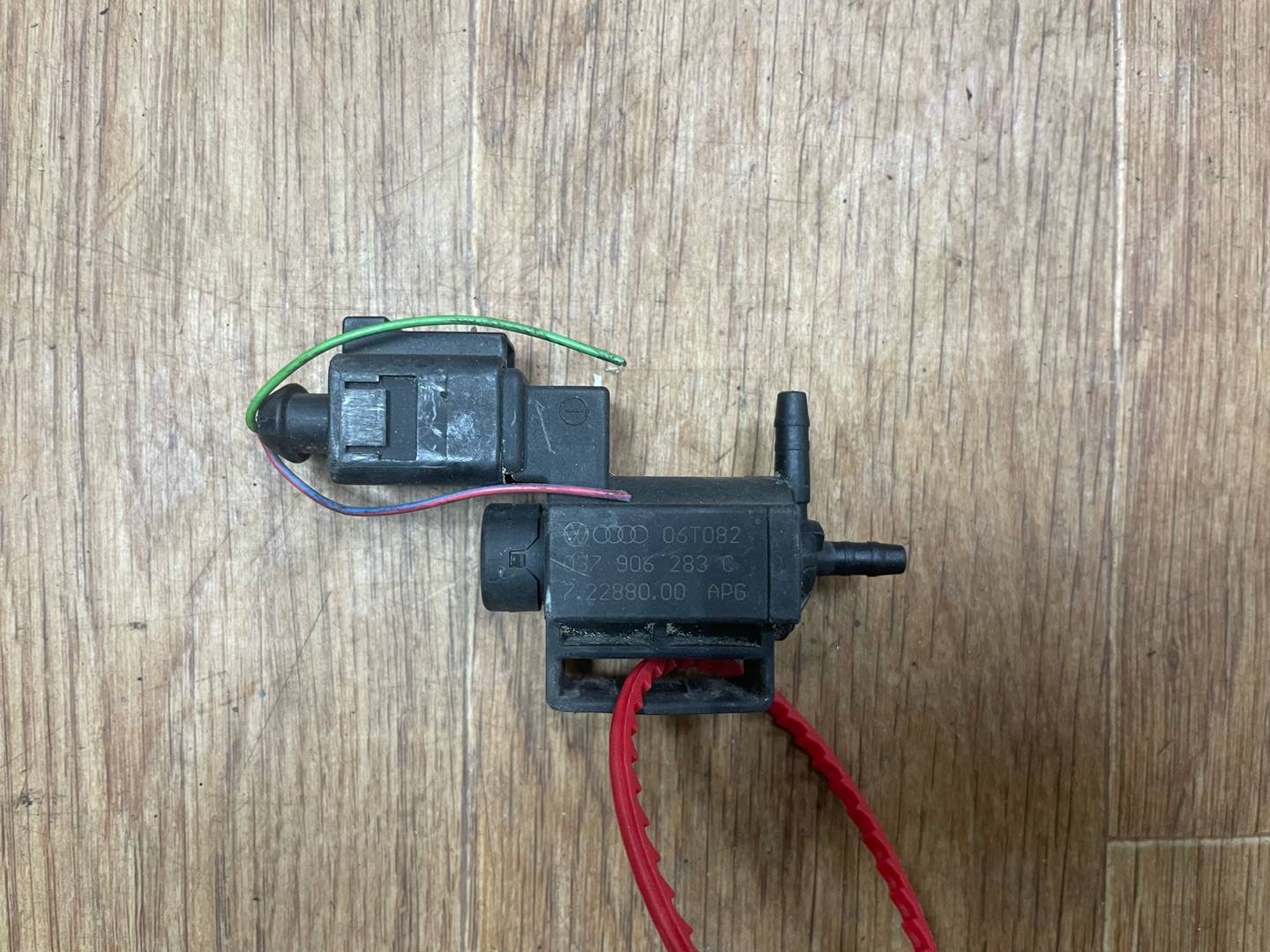 Клапан электромагнитный Volkswagen Passat B7 2013 OEM 037906283C