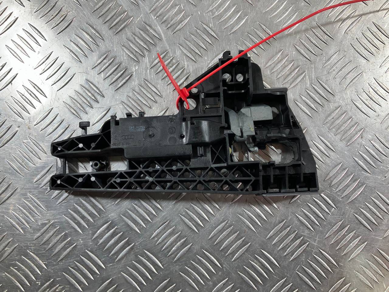 скелет ручки наружной передней левой Audi A7 4G 2012 OEM 4H1837885