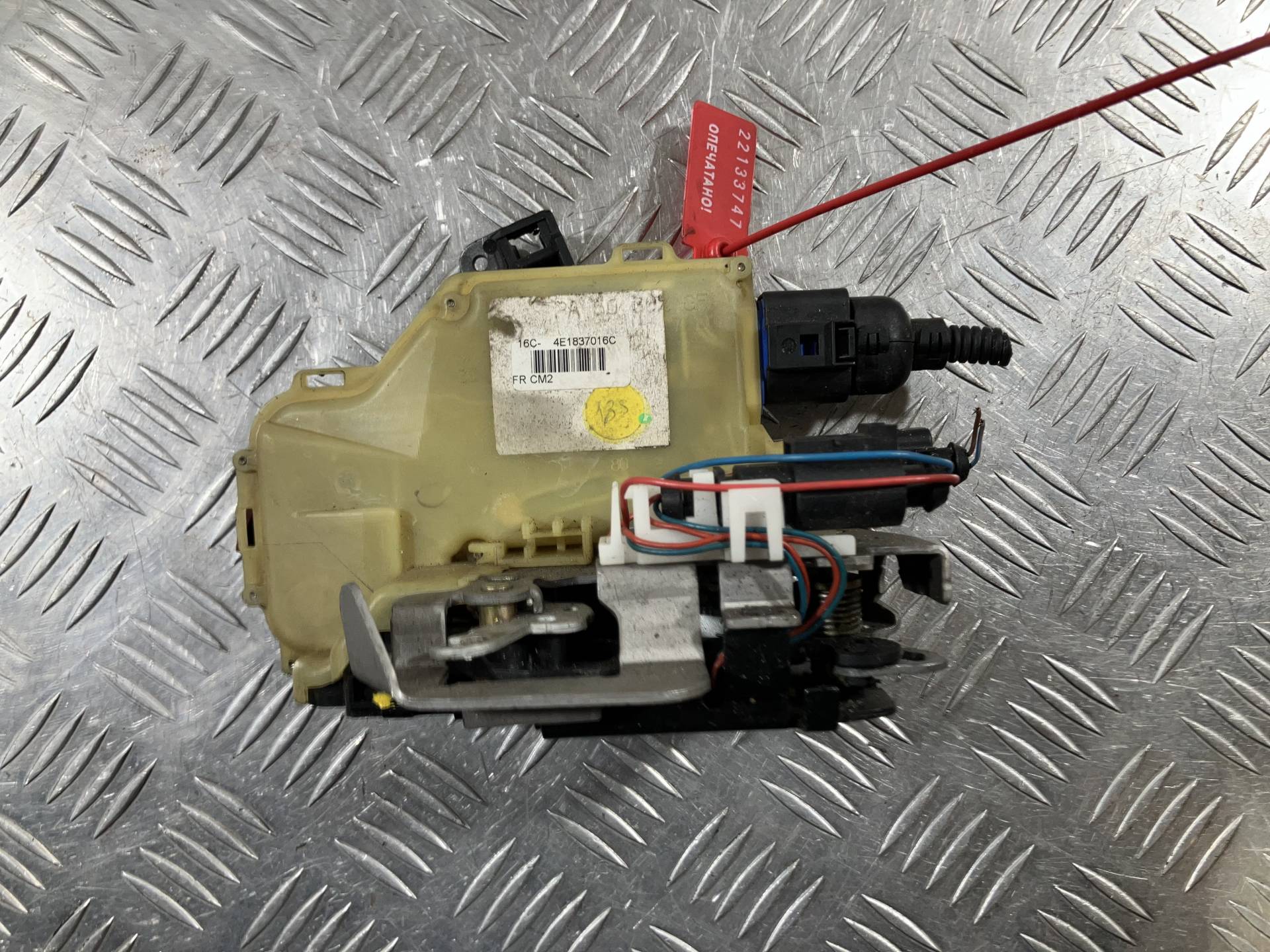замок двери передней правой Audi A8 D3/4E 2005 OEM 4E1837016C