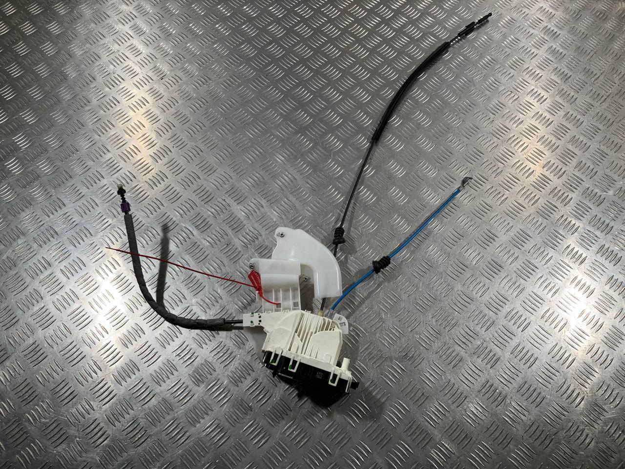 замок двери задней левой Mercedes-Benz CLA C117 2011 OEM A2047302935
