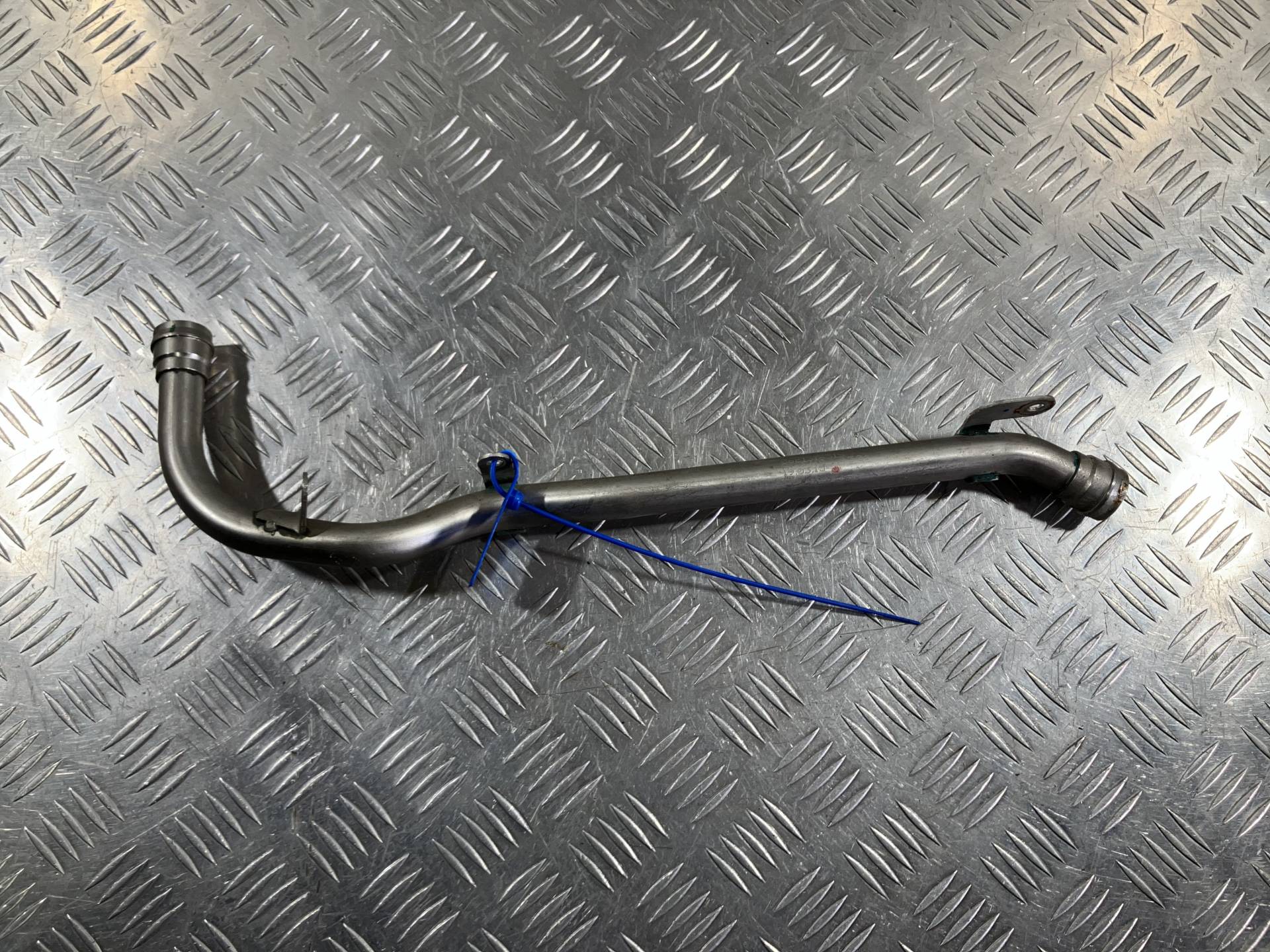 Трубка охлаждающей жидкости металлическая Audi A8 D4/4H 2018 OEM 06E131831S