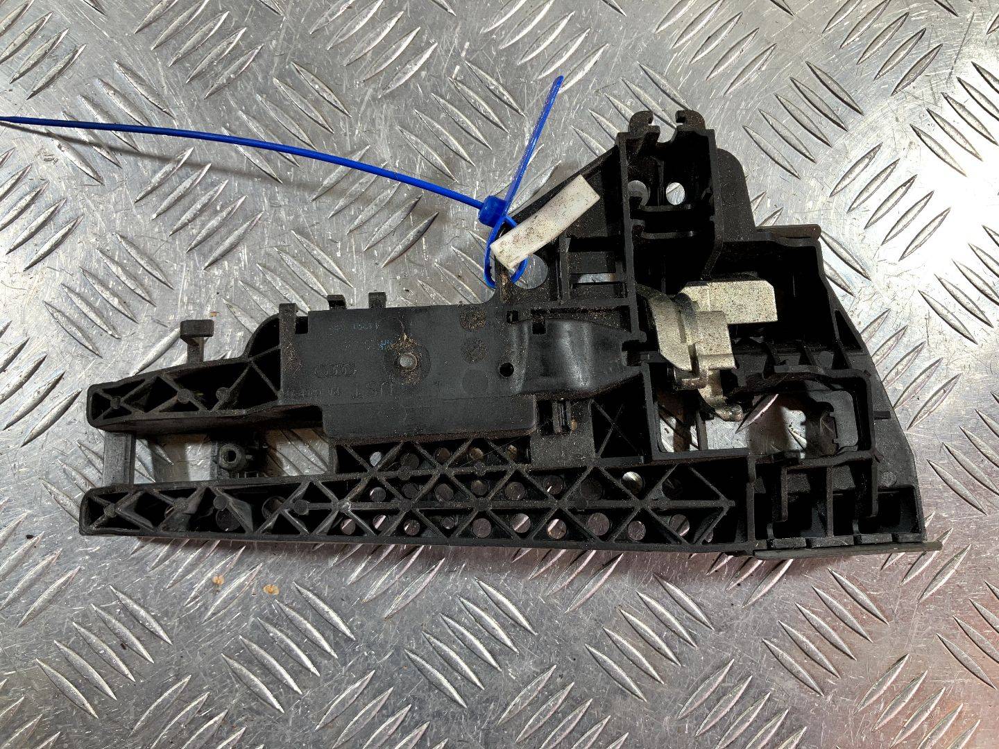 скелет ручки наружной передней левой Audi A7 4G 2012 OEM 4H1837885