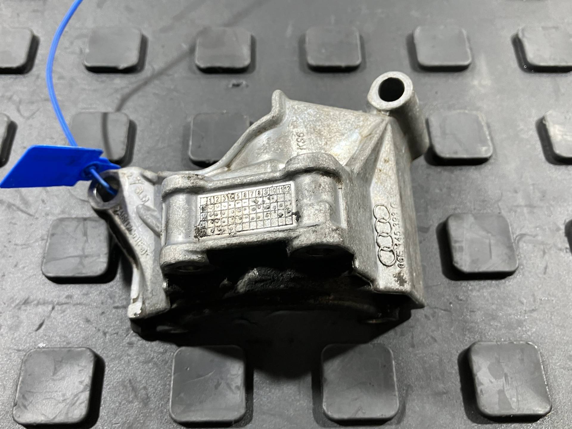 Кронштейн гидроусилителя Audi Q7 4L 2012 OEM 06E145393G