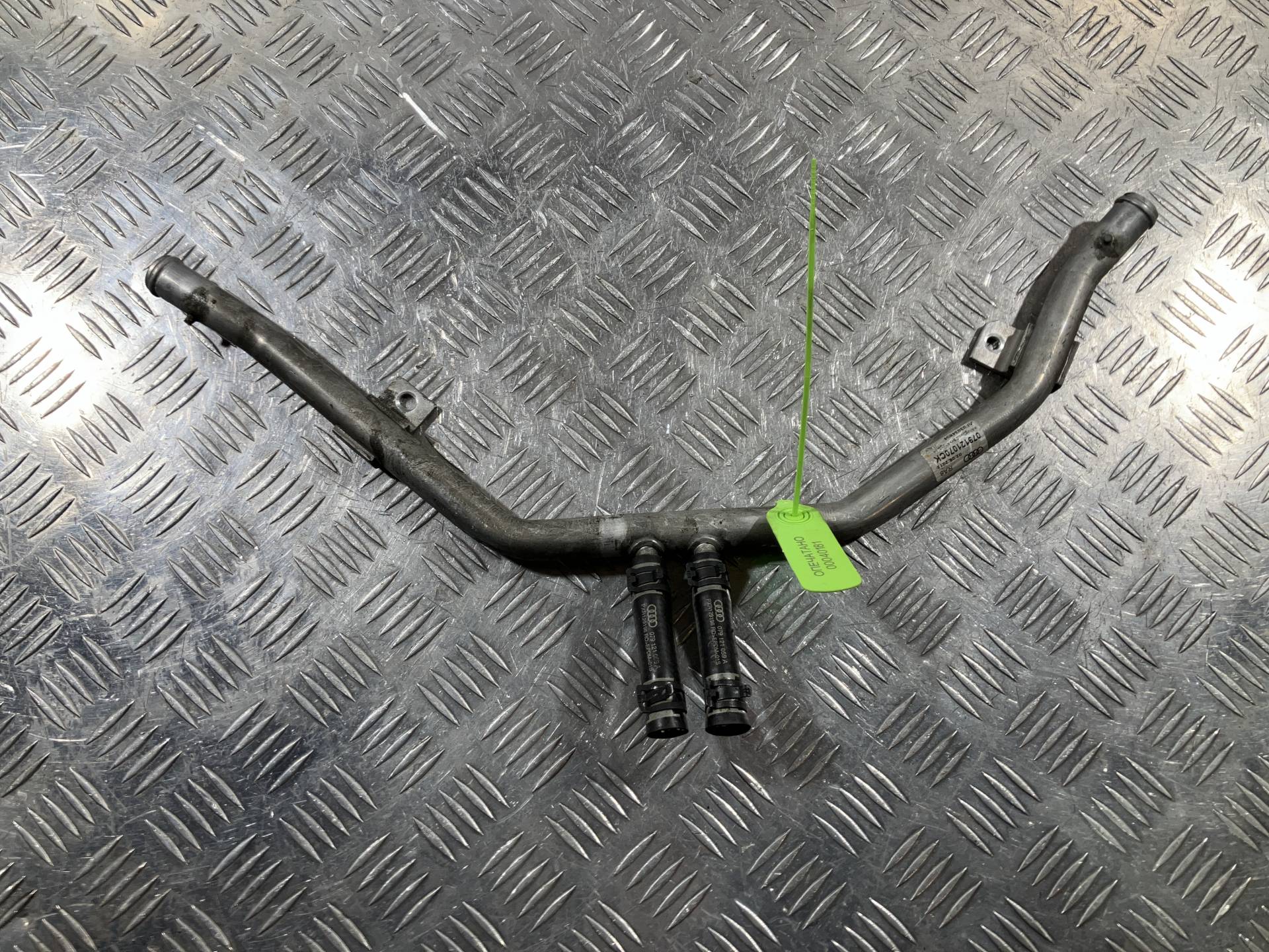 Трубка охлаждающей жидкости металлическая Audi A8 D4/4H 2013 OEM 079121059A, 079121070CK, 079121070CL