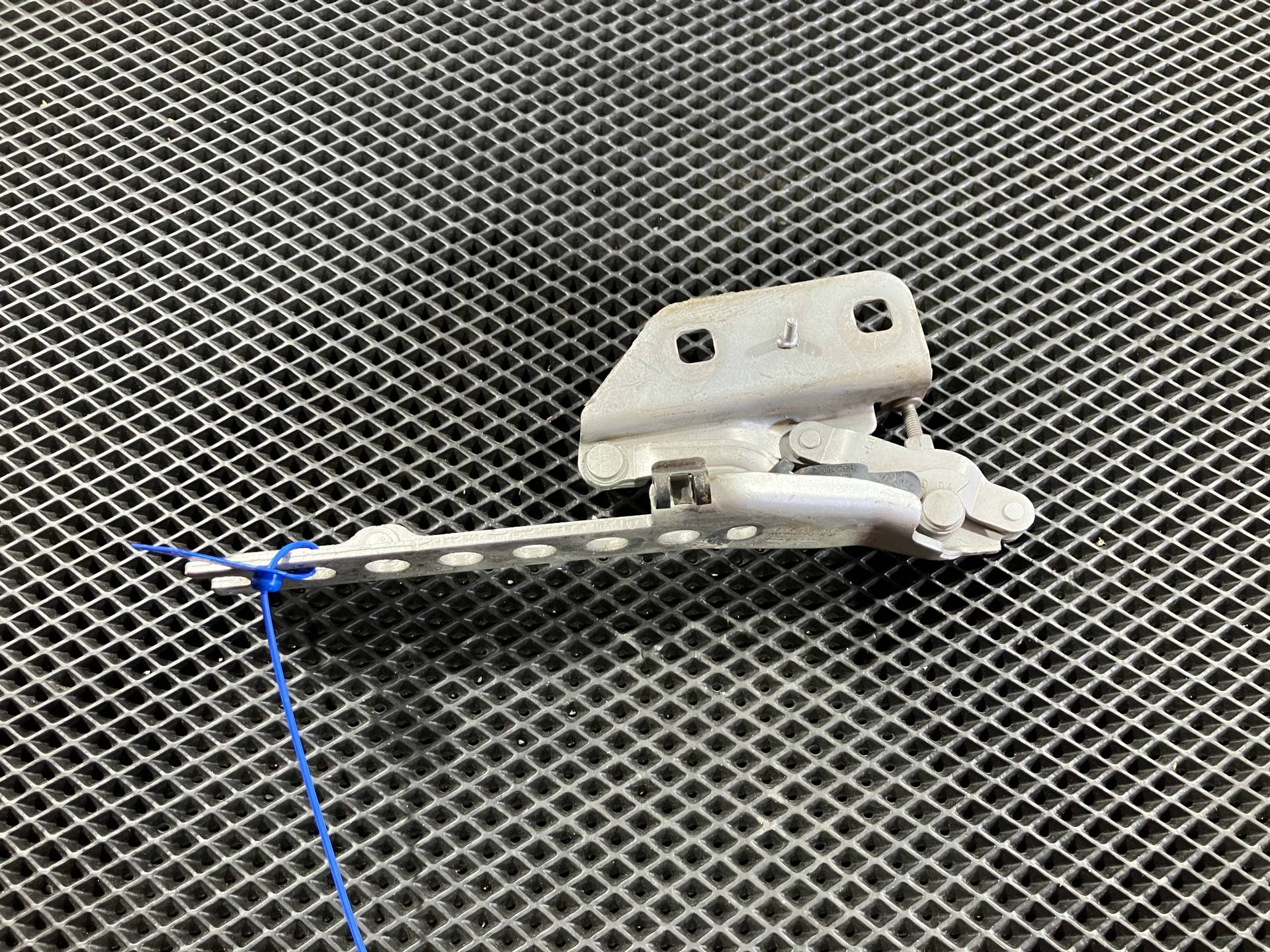 Петля капота левая Audi S8 D3 2007 OEM 4E0823301E