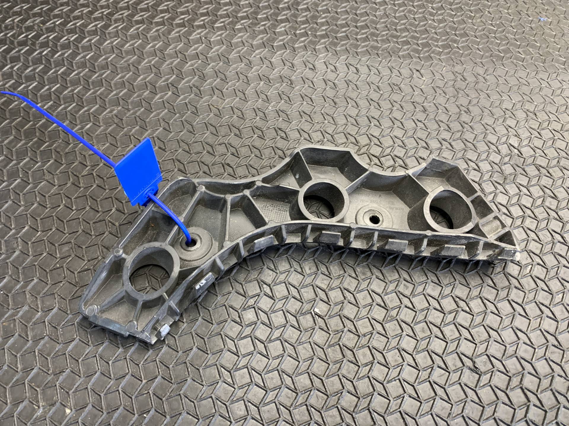 Кронштейн крепления крыла Volkswagen Passat CC 2010 OEM 3C8807184A