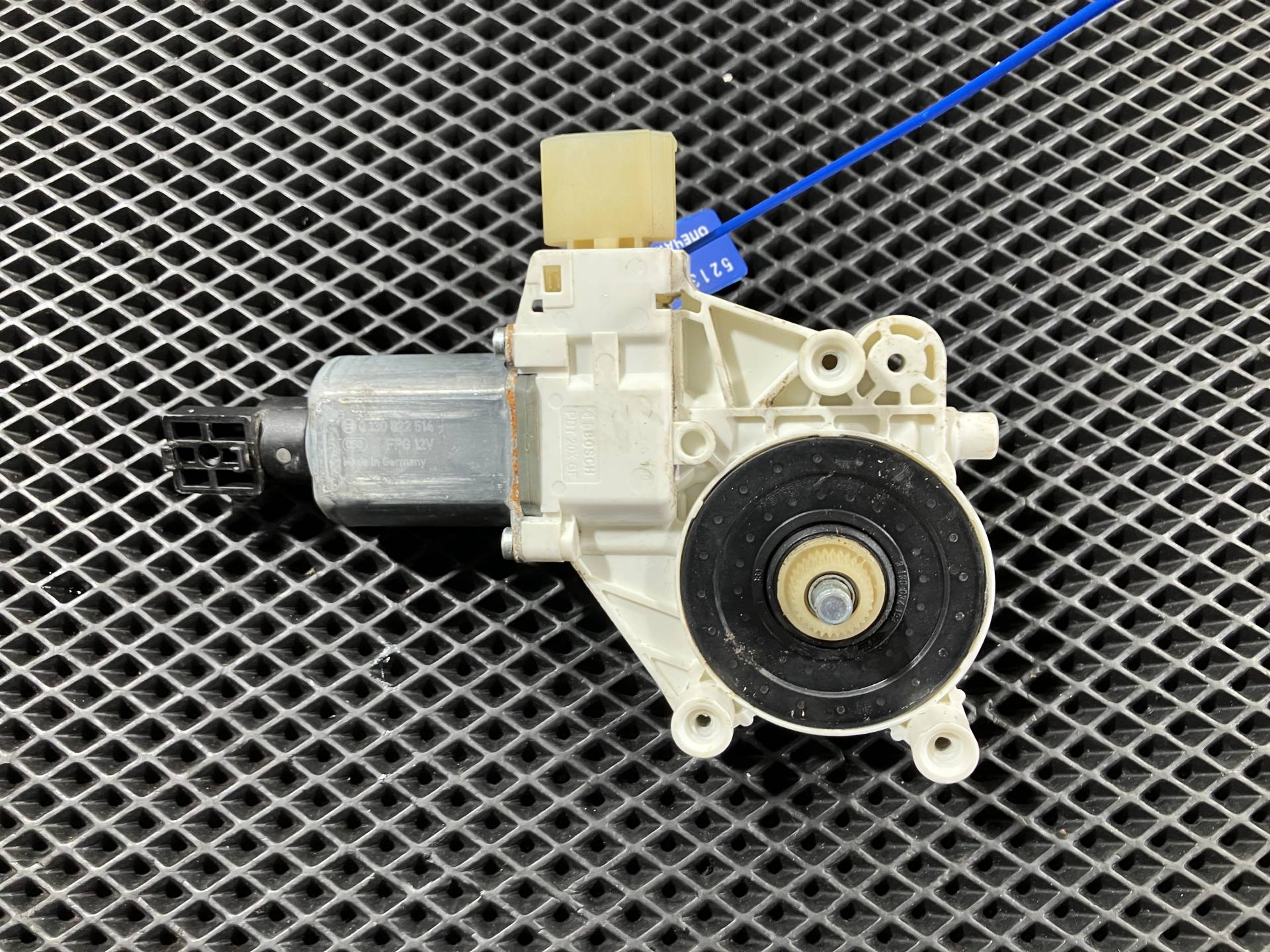 моторчик стеклоподъемника задний левый BMW 4 F32/F33/GT F36 2016 OEM 7046031, 0130822514