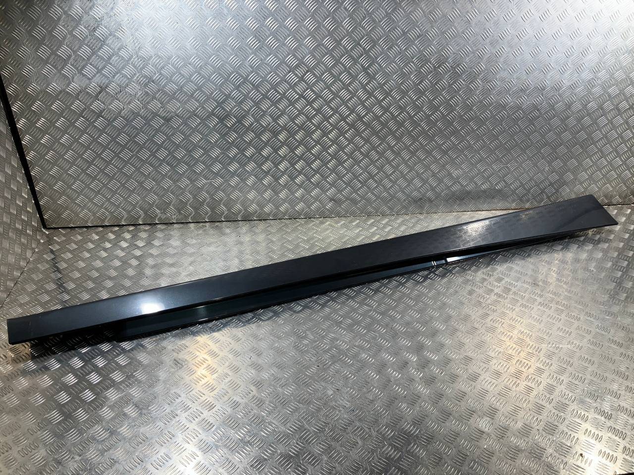 Накладка на порог наружная правая BMW 3 F30/F31/GT F34 2016 OEM 51777293738