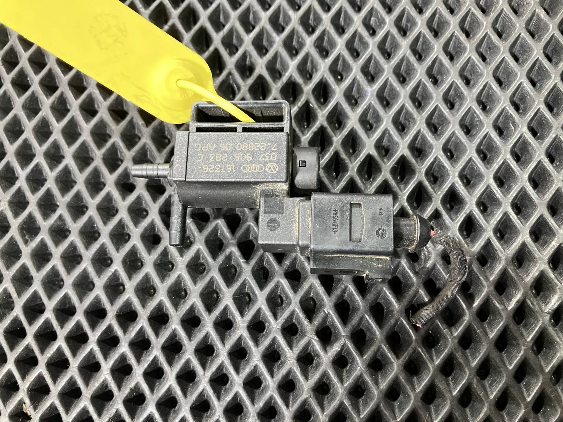 Клапан электромагнитный Volkswagen Passat B7 2016 OEM 037906283C, 06E133520M