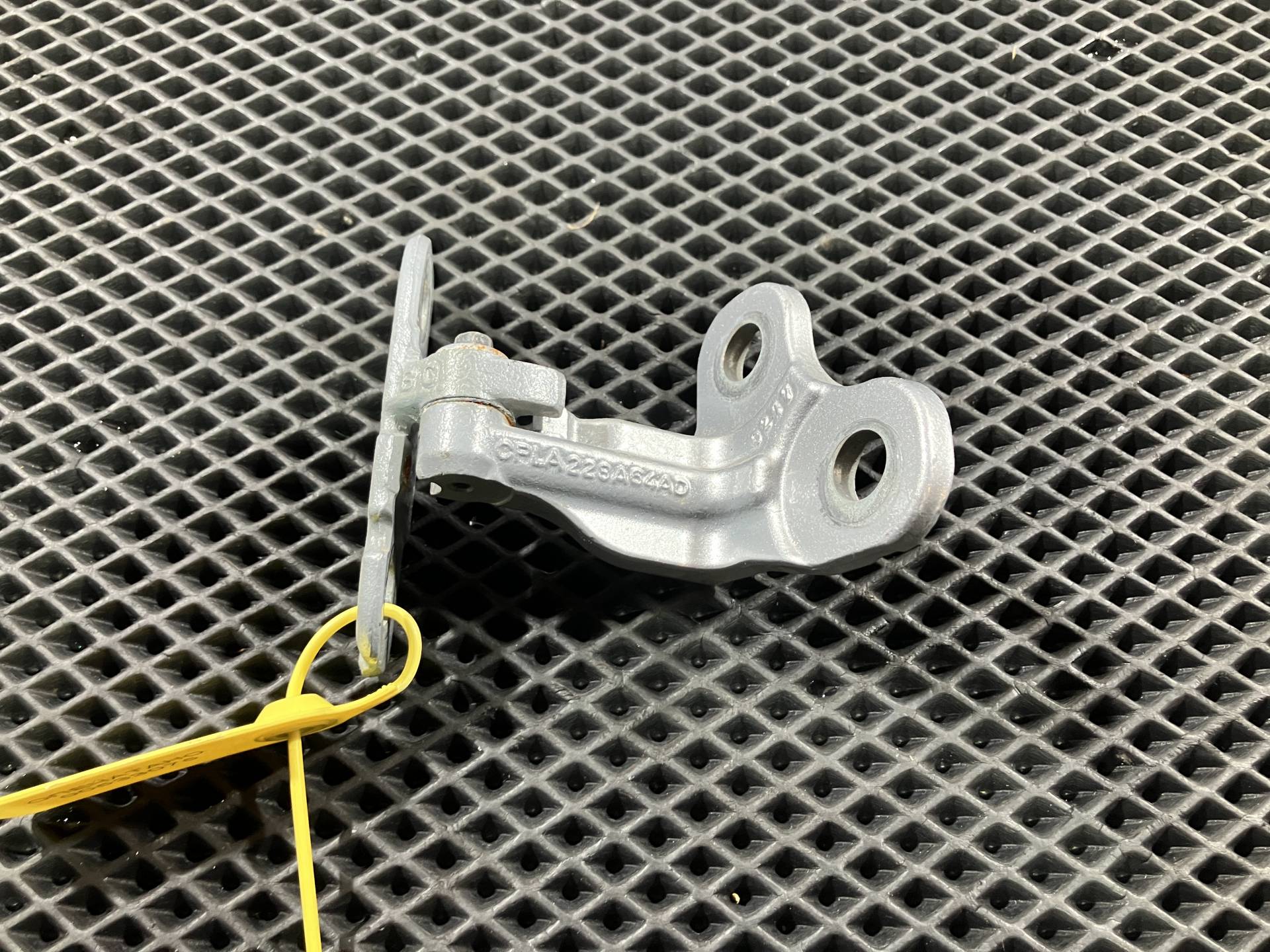 петля двери правой Jaguar XE X760 2019 OEM CPLA228A64AD