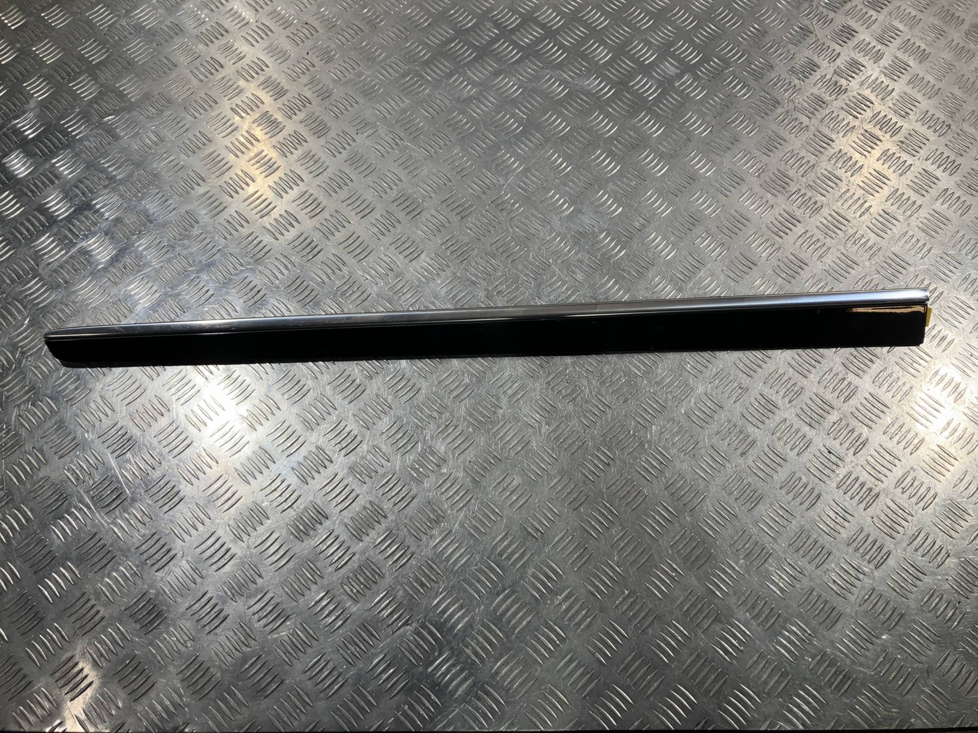 Молдинг двери передней левой Mercedes-Benz GL X164 2010 OEM 16469011629723, 16469028629775, 16469051629775, 16469052629775, A16469011629723, A16469028629775, A16469051629775, A16469052629775