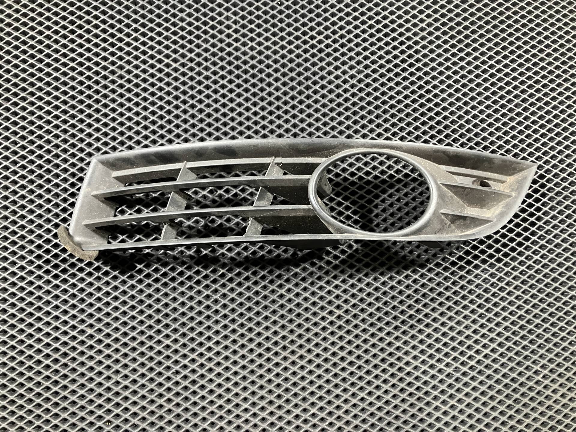 Рамка фары противотуманной левой Volkswagen Passat B6 2005 OEM 3C0853665A