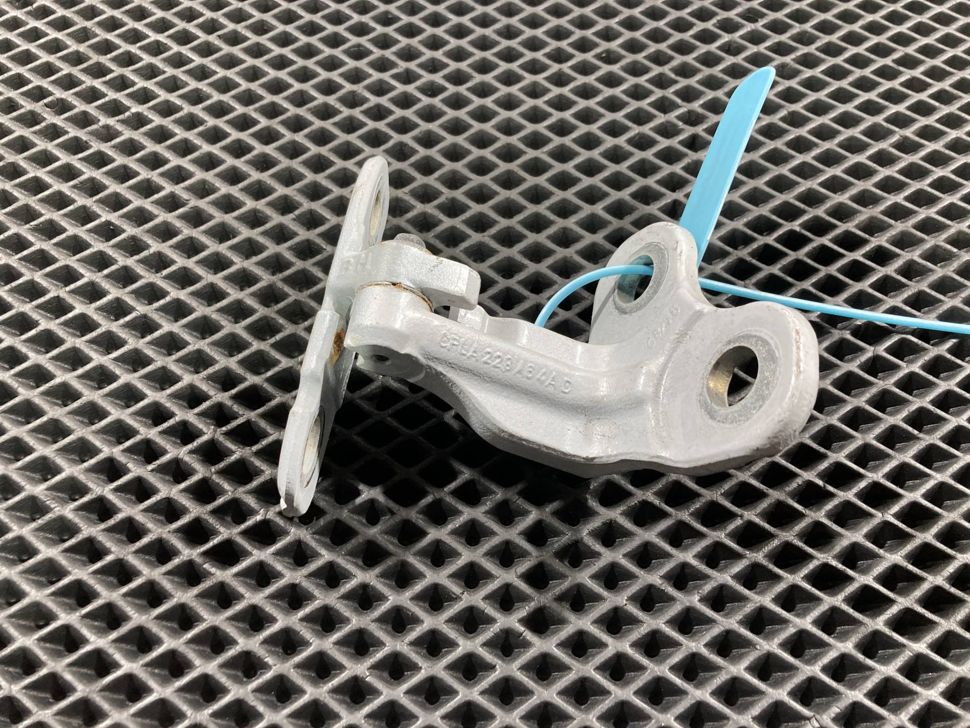 петля двери правой Jaguar XE X760 2019 OEM CPLA228A64AD, LR073595