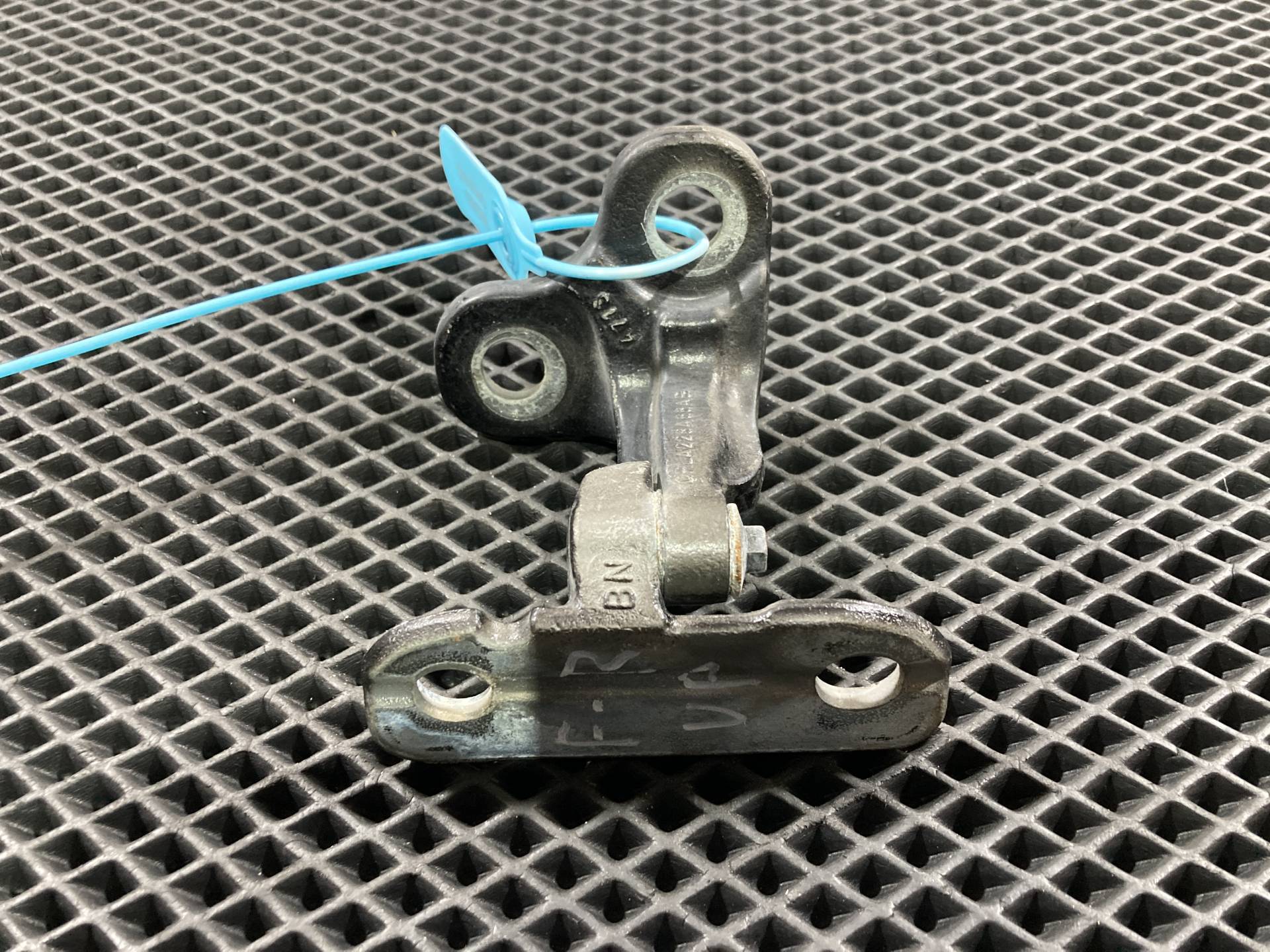 петля двери правой Jaguar XE X760 2019 OEM CPLA228A66AB, LR073599