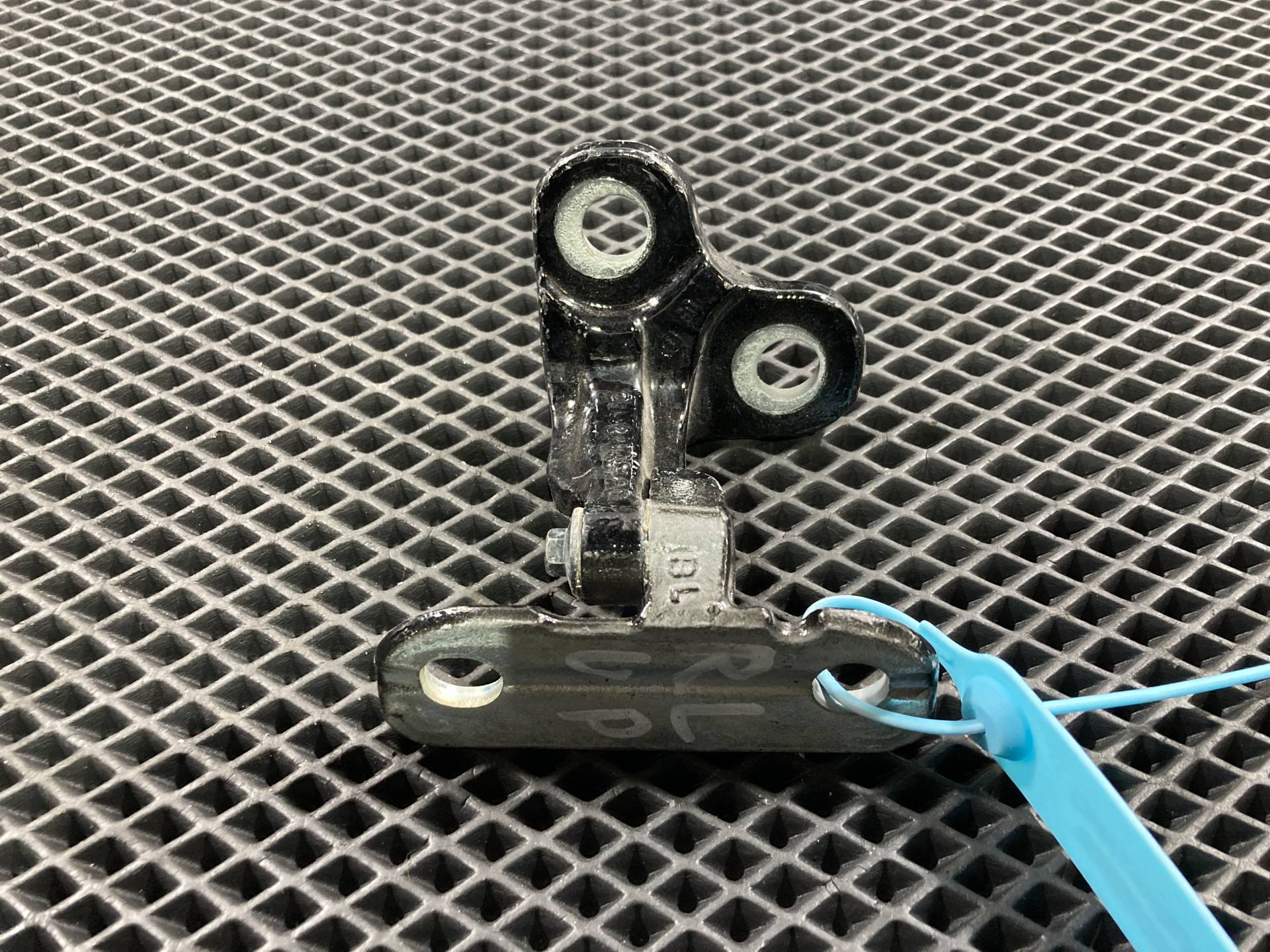 петля двери правой Jaguar XE X760 2019 OEM CPLA228A66AB, LR073599