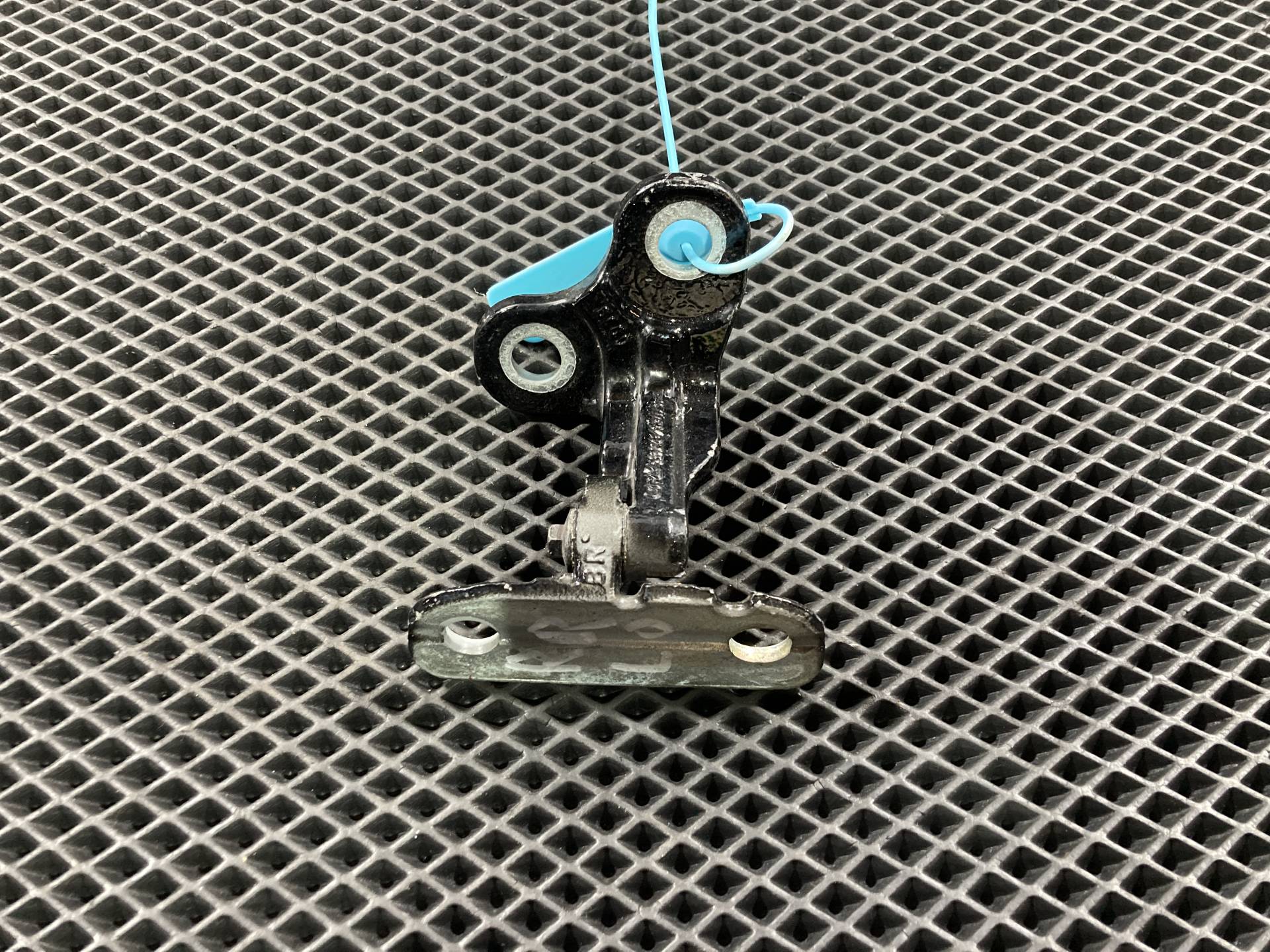петля двери правой Jaguar XE X760 2019 OEM CPLA228A64AE, LR073595