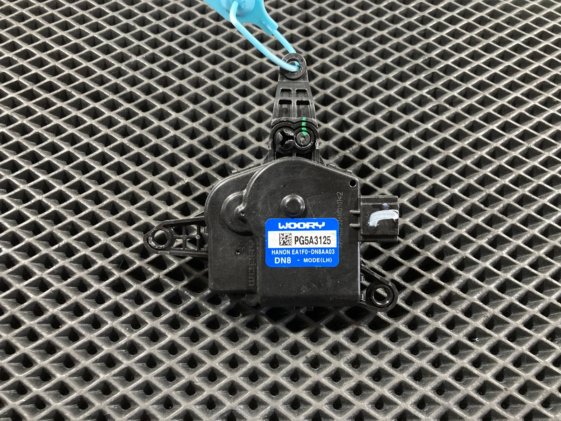 Моторчик заслонки печки Kia K5 3 2020 OEM EA1F0-DN8AA03