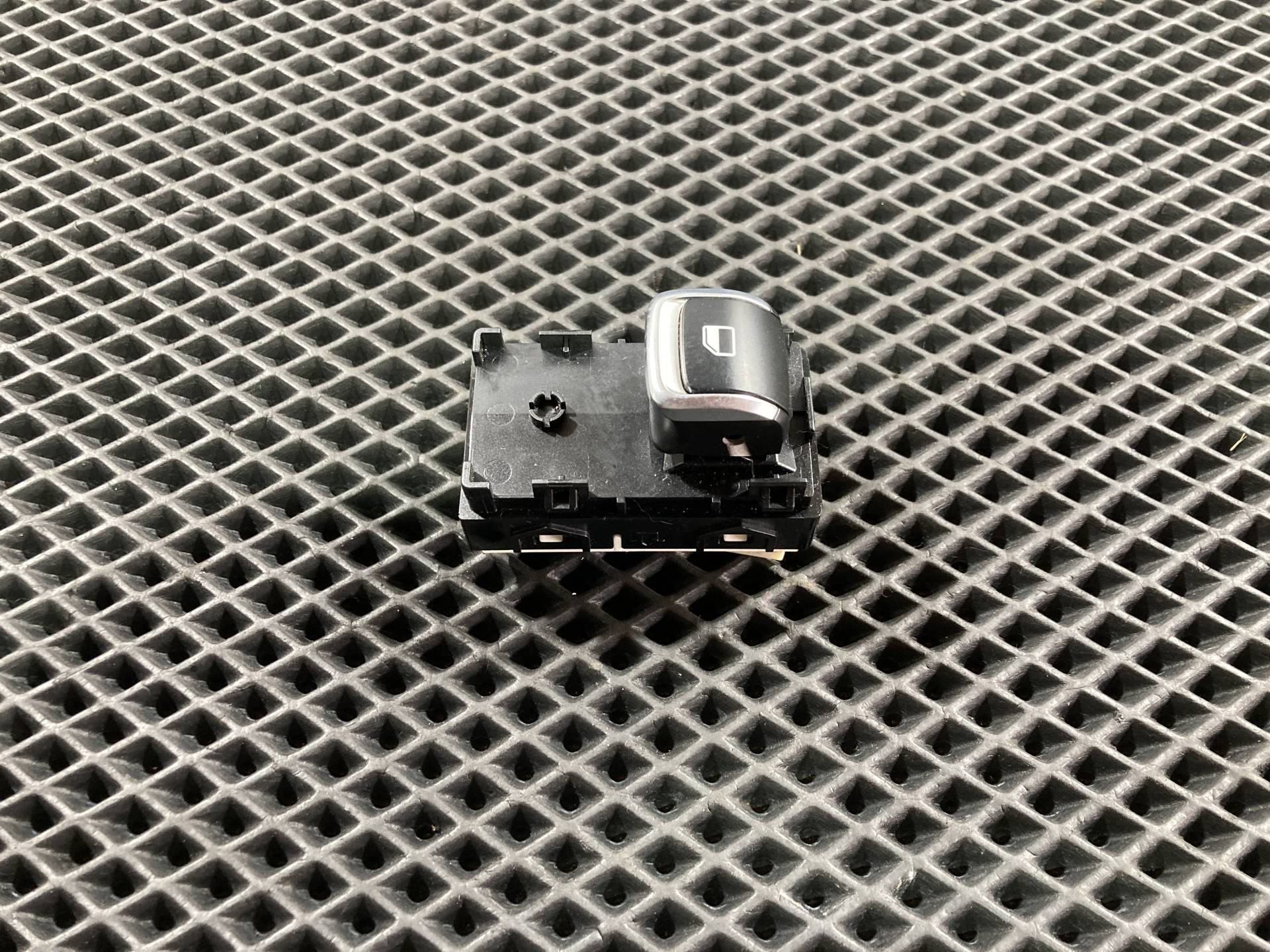 кнопка стеклоподъемника двери задней Kia K5 3 2020 OEM 93581L2100