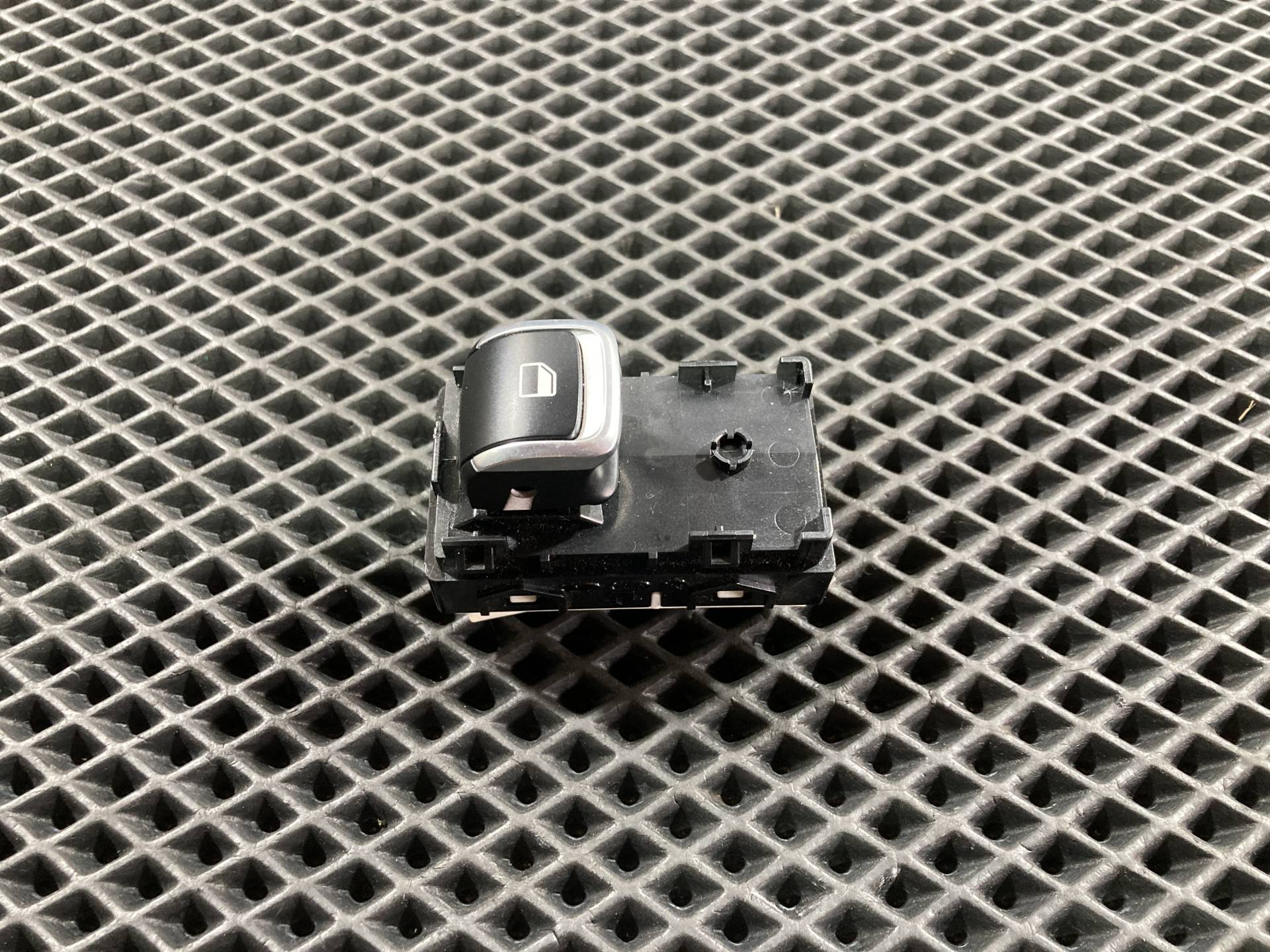 кнопка стеклоподъемника двери задней Kia K5 3 2020 OEM 93581L2100