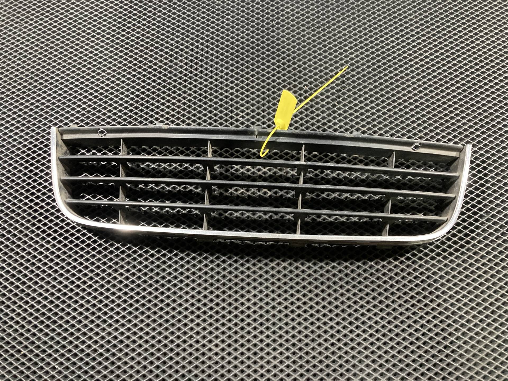 Заглушка (решетка) в бампер Volkswagen Jetta 5 2005 OEM 1K0 853 677 C