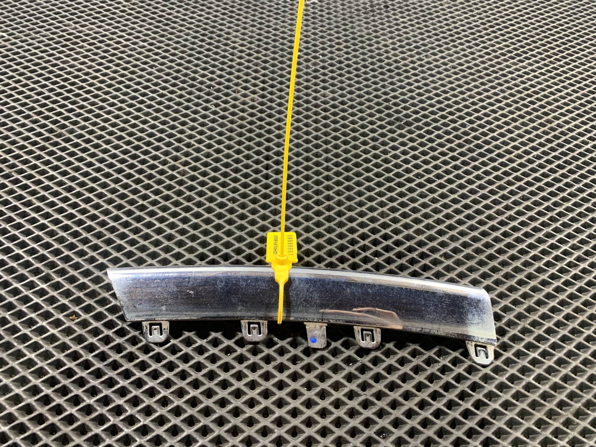 Накладка на бампер Volkswagen Jetta 5 2007 OEM 1K5853651MDR