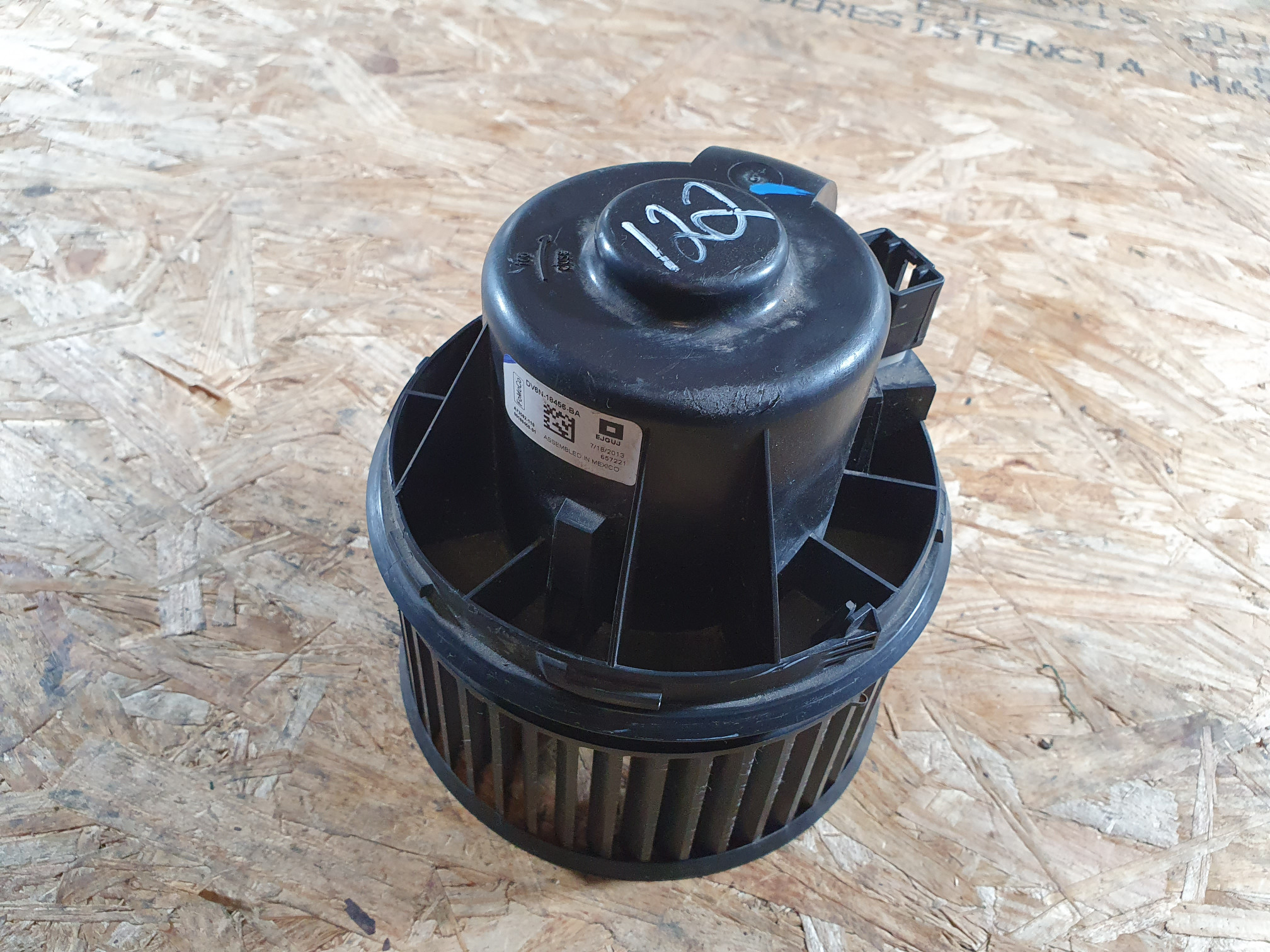 Мотор отопителя форд фокус 3. Мотор отопителя фокус 3. Focus 3 моторчик печки. Мотор печки ford transit. Вентилятор мотора отопителя форд мондео 3 аналог.