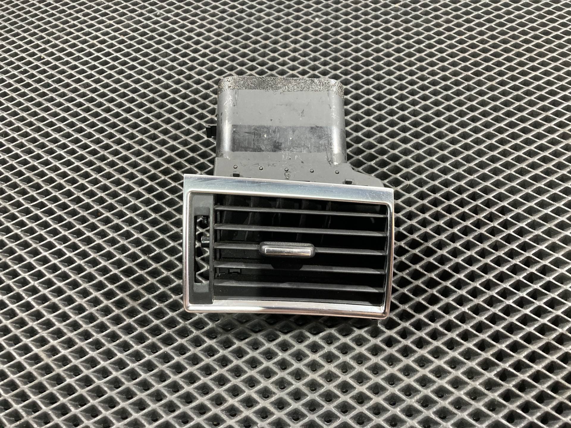 Дефлектор обдува салона Audi S8 D3 2005 OEM 4E0820902