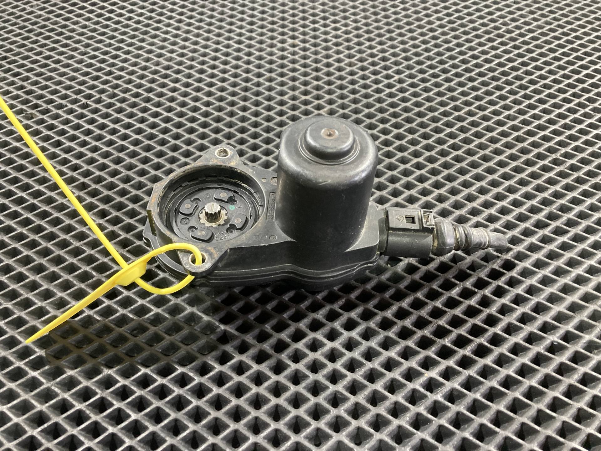 Моторчик ручника (стояночного тормоза) Audi A8 D4/4H 2014 OEM 32337647A, 4H0615405AF, 4H0615406AF, 4H0998281