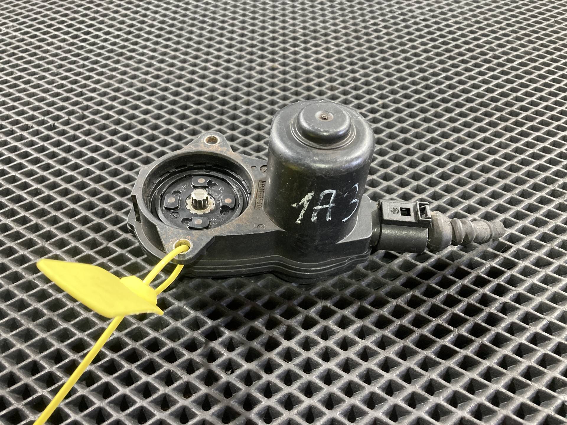 Моторчик ручника (стояночного тормоза) Audi A8 D4/4H 2014 OEM 32337647A, 4H0615405AF, 4H0615406AF, 4H0998281