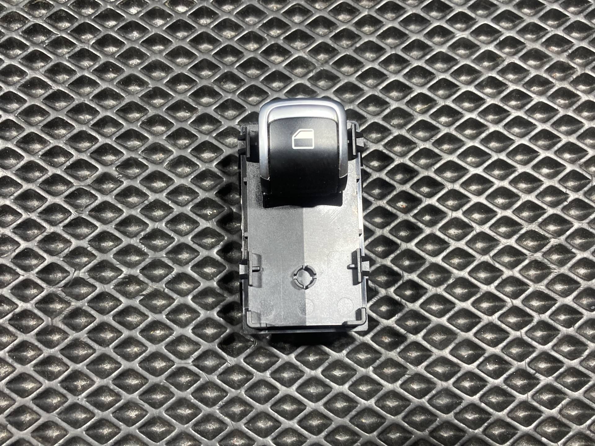 кнопка стеклоподъемника двери задней Kia K5 3 2020 OEM 93581L2100