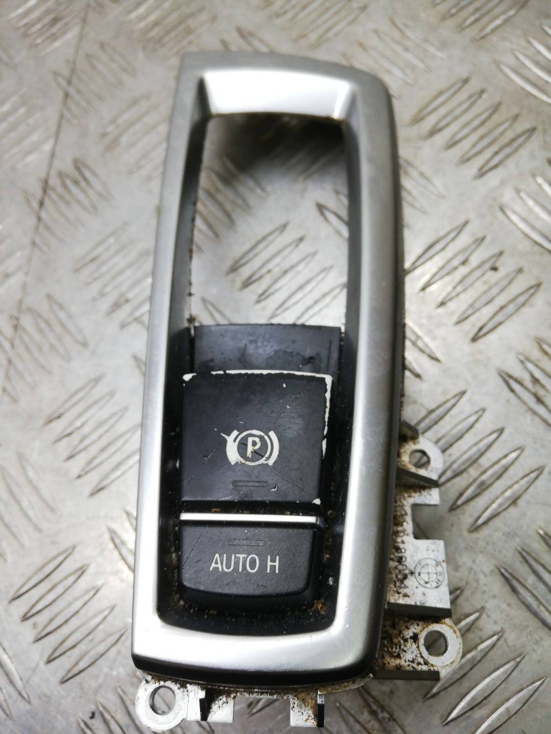 Кнопка ручного тормоза BMW 5-Series (F07/F10/F11/F18) купить в России