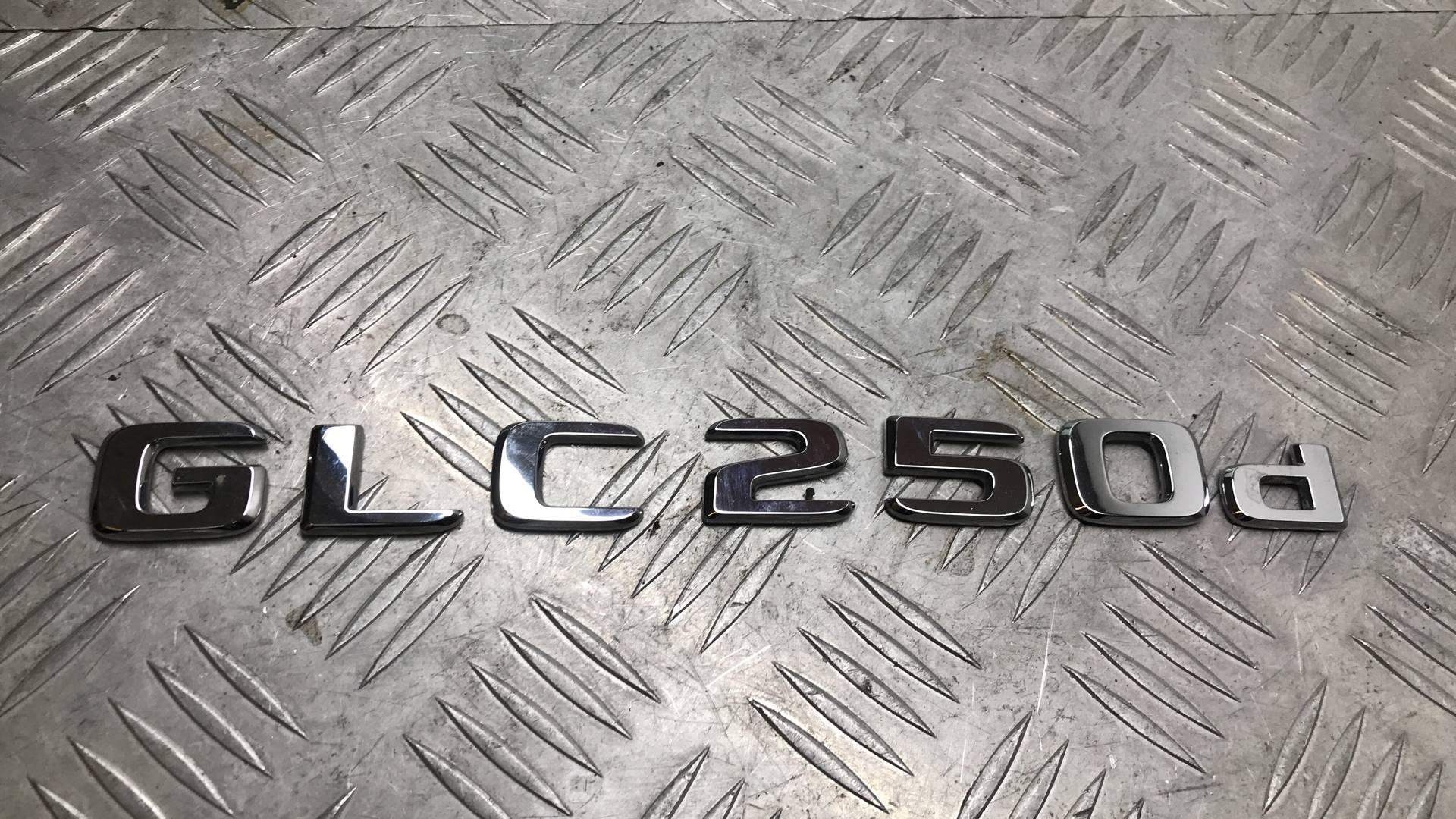 Эмблема (значок) Mercedes GLC-Classe (X253) купить в России