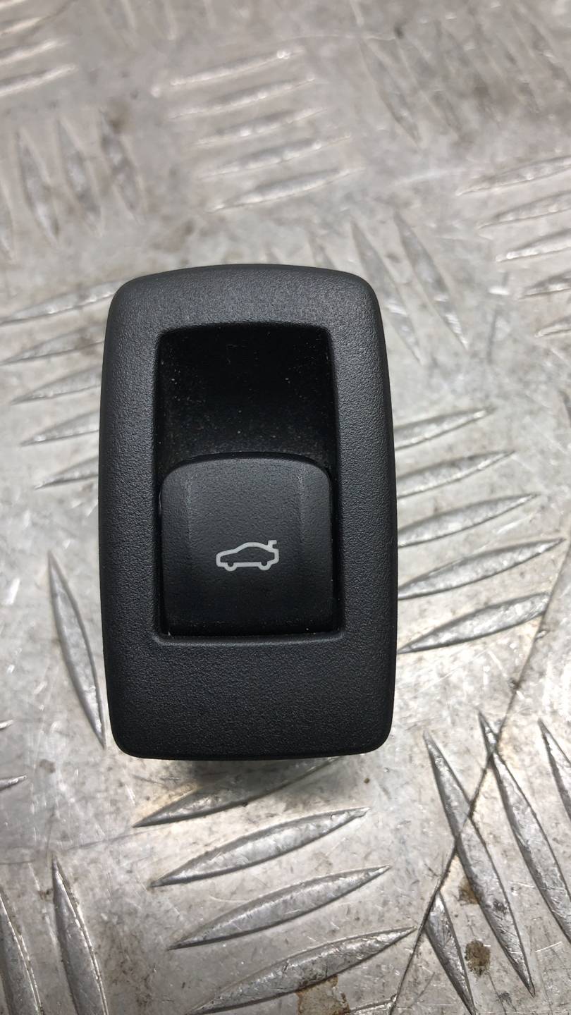 Кнопка открывания багажника BMW 5-Series (G30/G31/G38) купить в Беларуси