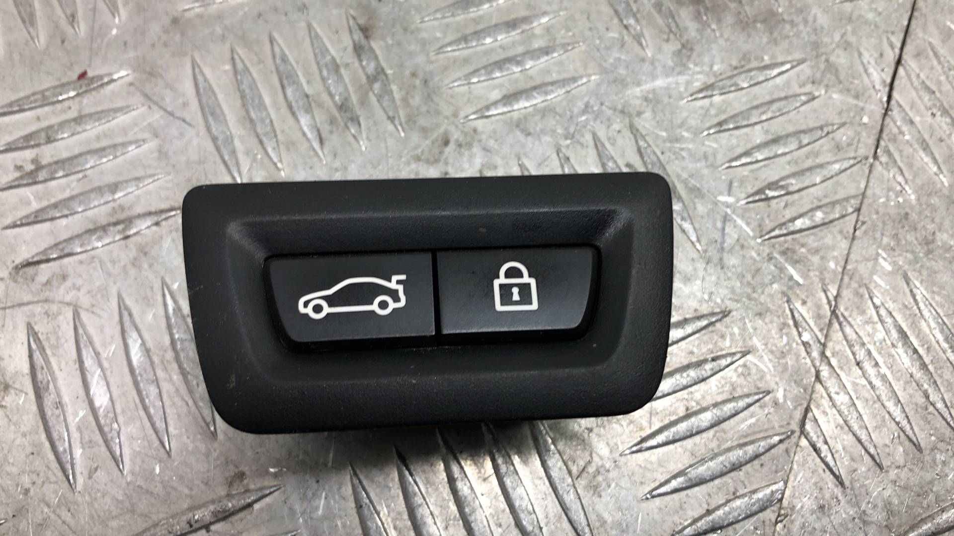 Кнопка открывания багажника BMW 5-Series (G30/G31/G38) купить в Беларуси
