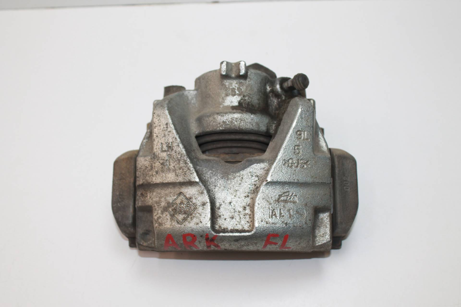 суппорт тормозной передний левый Renault Arkana