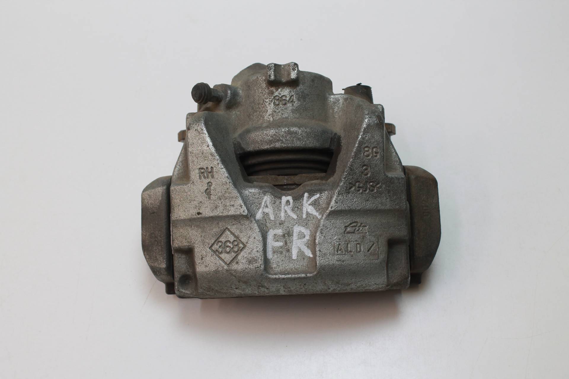 суппорт тормозной передний правый Renault Arkana