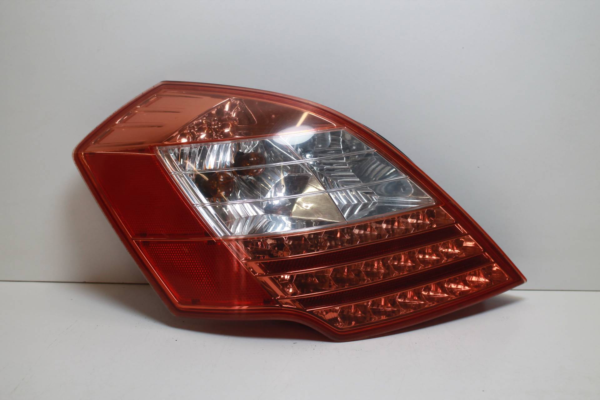 фонарь задний левый Geely Emgrand EC7