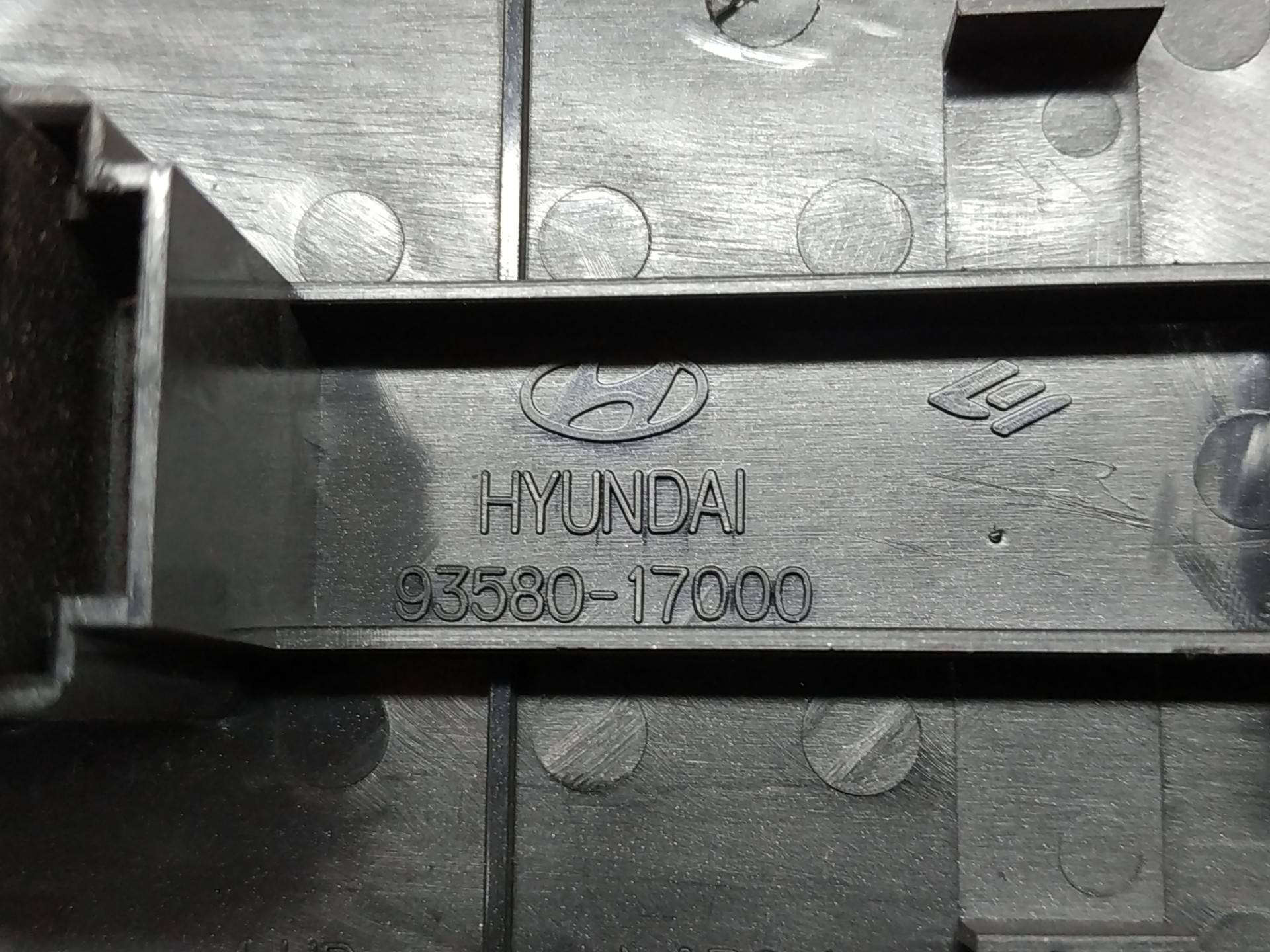 Кнопка стеклоподъемника Hyundai Matrix купить в России